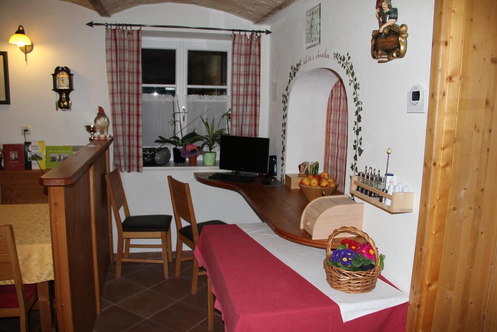 Haus Resi Apartamento Staatz Exterior foto